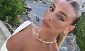Chiara Frattesi, con un look elegante e un choker floreale, si gode una giornata all'aperto tra il verde e il sole.