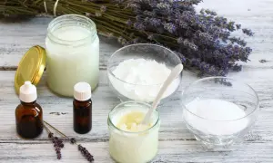 Ingredienti per un deodorante fatto in casa: oli essenziali, bicarbonato, amido e lavanda.
