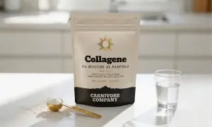 Busta di collagene da mucche al pascolo, con misurino dorato e bicchiere d'acqua. Nessun dato indica che il collagene fa male al fegato.