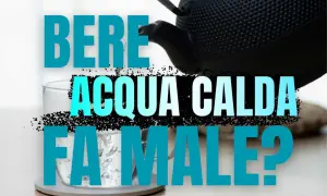 Acqua calda versata da una teiera in un bicchiere. Bere acqua calda fa bene?