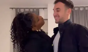 Miriam Sylla e il suo fidanzato si guardano con affetto, un momento di gioia condivisa.