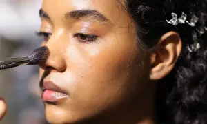 Applicazione di bronzer per scolpire il viso, creando un effetto sunkissed e definendo i contorni.