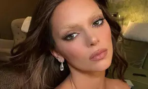 Sopracciglia bionde e folte, un look audace per chi vuole sapere come schiarire le sopracciglia. Occhi castani, labbra rosa e orecchini pendenti.