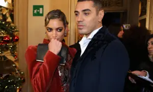 Elodie e Marracash, una coppia elegante, posano vicino a un albero di Natale addobbato.