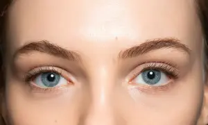 Occhi azzurri luminosi, evidenziati da un trucco leggero e naturale che ne esalta la profondità. Ciglia lunghe e definite completano il look.