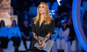 Michelle Masullo, elegante in abito nero con guanti di pizzo, tiene in mano un copione con la scritta "Fratelli".