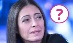 Gerardina, con un punto interrogativo rosa, sembra cercare i suoi figli.