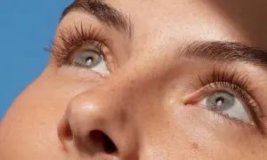 Occhi con ciglia lunghe e folte, pelle luminosa con lentiggini. Scopri come struccarsi senza struccante per un viso fresco e naturale.