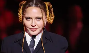 Madonna con trecce bionde e abito scuro, un look iconico per il suo compleanno.