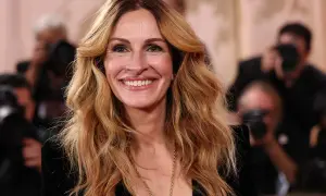 Julia Roberts oggi, sorridente e radiosa, con i suoi iconici capelli biondi mossi e una collana dorata.