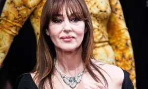 Bellucci oggi, con un magnifico collier di diamanti e un abito dorato.
