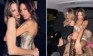 Elodie e Francesca, pronte per una serata, si abbracciano e posano in auto.