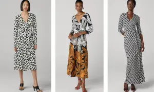 Tre abiti portafoglio con stampe diverse: farfalle, fiori e motivi geometrici.