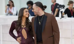 Valentina Cabassi sorride guardando il suo compagno, entrambi eleganti sul red carpet.