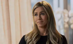 Jennifer Aniston oggi, con i suoi iconici capelli biondi e uno sguardo pensieroso, appare serena e affascinante.