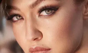Occhi verdi e labbra sensuali, un look da sogno per un matrimonio invitata.