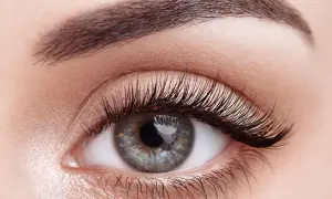 Occhio con ciglia lunghe e folte. Attenzione, olio di oliva sulle ciglia fa male e può irritare.