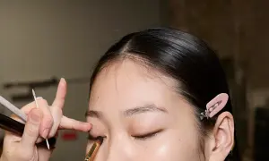 Applicazione ombretto con pennelli trucco come usarli. Dettaglio di un occhio mentre viene truccato.