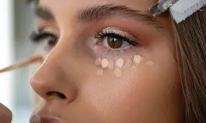 Punti di correttore applicati sotto l'occhio, prima del fondotinta, per illuminare e uniformare l'incarnato.