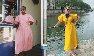 Donna con abito rosa con maniche a sbuffo, e un'altra donna con abito giallo con maniche a sbuffo, a Parigi.