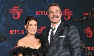 Millie Bobby Brown, come una figlia orgogliosa, posa con David Harbour sul red carpet di Stranger Things 5.
