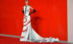 Modella con abito azzurro e draghi rossi, un look da tappeto rosso a look venezia.