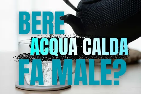 Acqua calda versata da una teiera in un bicchiere. Bere acqua calda fa bene?