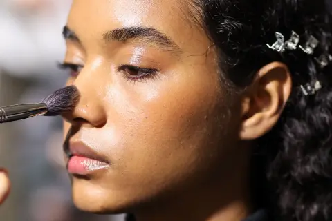Applicazione di bronzer per scolpire il viso, creando un effetto sunkissed e definendo i contorni.