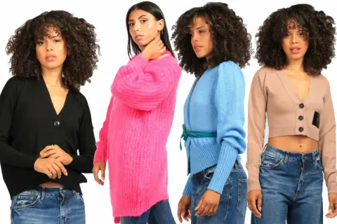 Quattro donne indossano cardigan colorati: nero, rosa acceso, azzurro e beige. Il cardigan lurex beige è corto e alla moda.