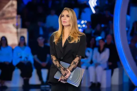 Michelle Masullo, elegante in abito nero con guanti di pizzo, tiene in mano un copione con la scritta "Fratelli".