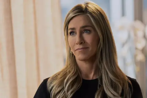 Jennifer Aniston oggi, con i suoi iconici capelli biondi e uno sguardo pensieroso, appare serena e affascinante.