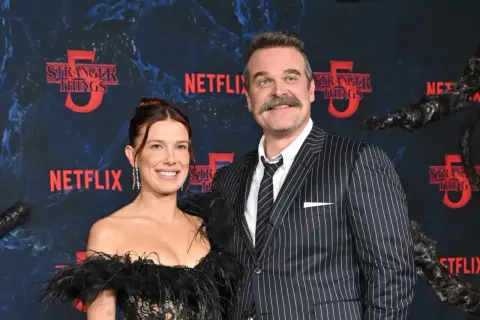 Millie Bobby Brown, come una figlia orgogliosa, posa con David Harbour sul red carpet di Stranger Things 5.