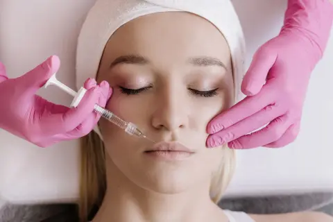 Viso con labbra definite e un leggero ritocco per accentuare l'arco di cupido.