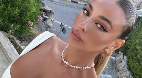 Chiara Frattesi, con un look elegante e un choker floreale, si gode una giornata all'aperto tra il verde e il sole.