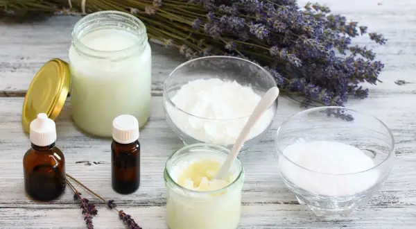 Ingredienti per un deodorante fatto in casa: oli essenziali, bicarbonato, amido e lavanda.