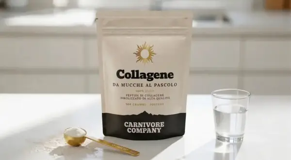 Busta di collagene da mucche al pascolo, con misurino dorato e bicchiere d'acqua. Nessun dato indica che il collagene fa male al fegato.