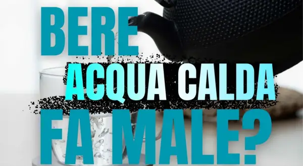 Acqua calda versata da una teiera in un bicchiere. Bere acqua calda fa bene?