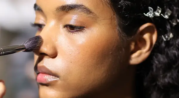 Applicazione di bronzer per scolpire il viso, creando un effetto sunkissed e definendo i contorni.
