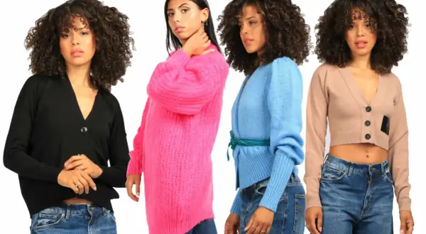 Quattro donne indossano cardigan colorati: nero, rosa acceso, azzurro e beige. Il cardigan lurex beige è corto e alla moda.