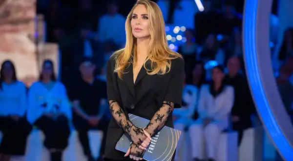 Michelle Masullo, elegante in abito nero con guanti di pizzo, tiene in mano un copione con la scritta "Fratelli".