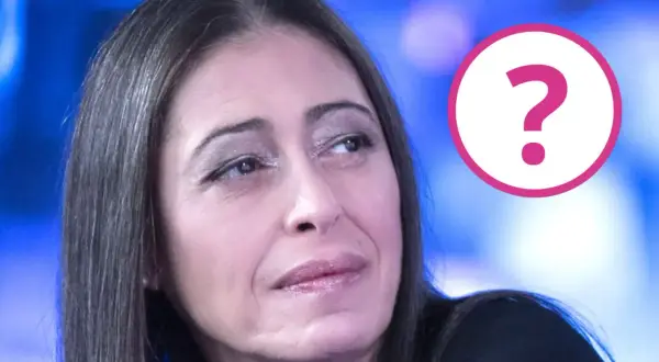 Gerardina, con un punto interrogativo rosa, sembra cercare i suoi figli.