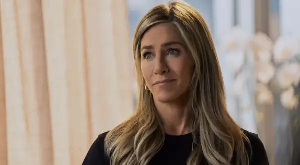 Jennifer Aniston oggi, con i suoi iconici capelli biondi e uno sguardo pensieroso, appare serena e affascinante.