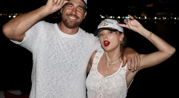 Taylor Swift e Travis Kelce, con cappellini coordinati, sembrano pronti per un "taylor swift wedding" in barca, con lui "Captain" e lei "First Mate".