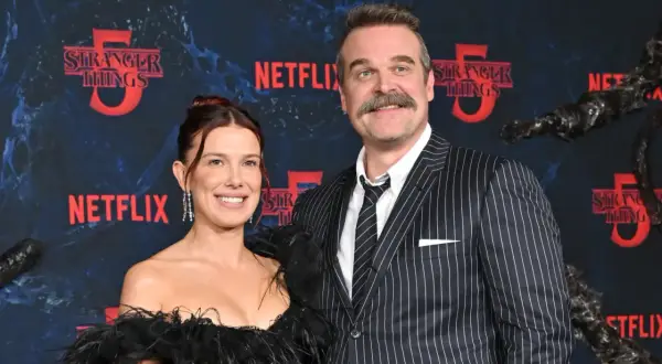Millie Bobby Brown, come una figlia orgogliosa, posa con David Harbour sul red carpet di Stranger Things 5.