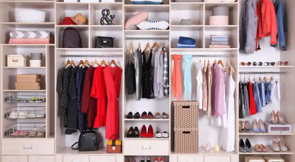 Un armadio ben organizzato con abiti, scarpe, borse e accessori. Un esempio di come organizzare l'armadio per uno spazio ordinato.