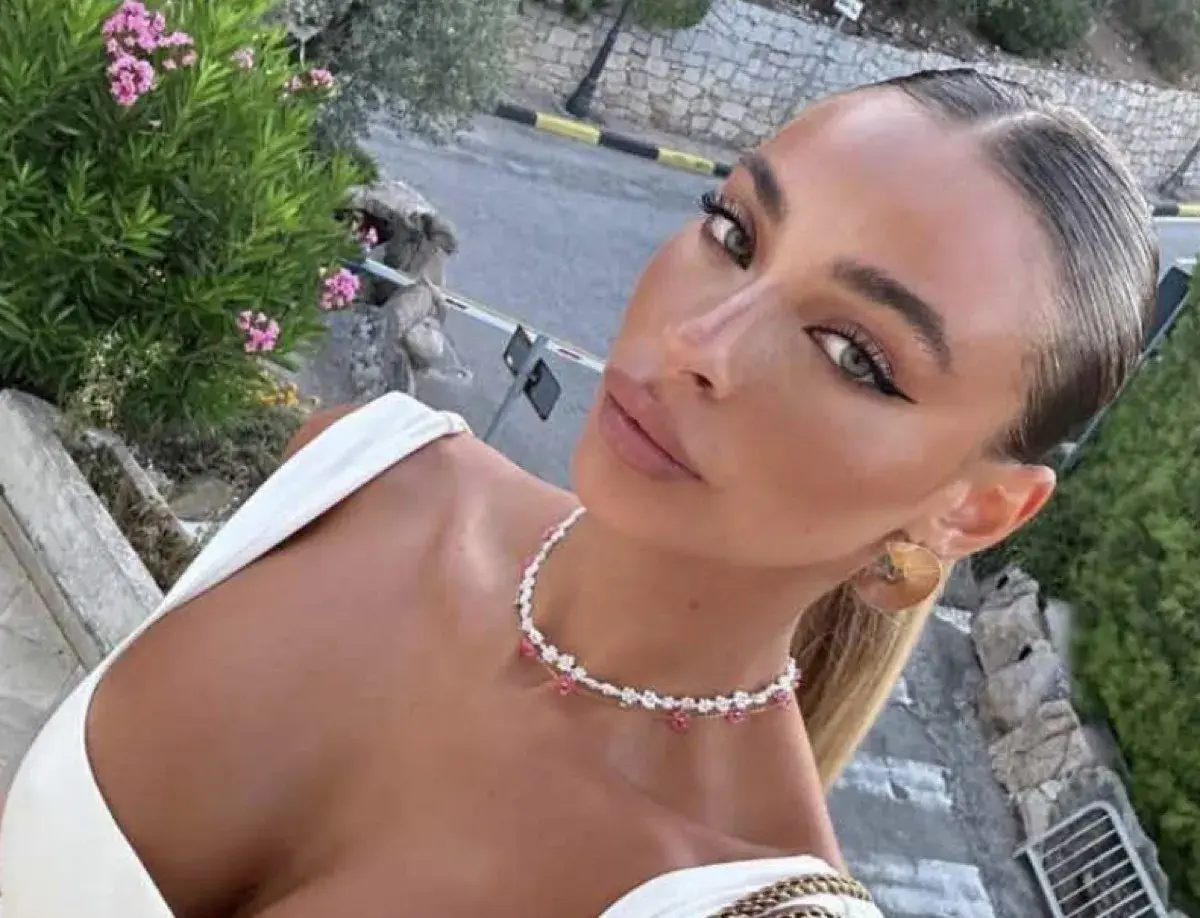 Chiara Frattesi, con un look elegante e un choker floreale, si gode una giornata all'aperto tra il verde e il sole.