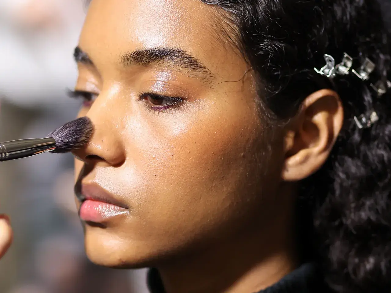 Applicazione di bronzer per scolpire il viso, creando un effetto sunkissed e definendo i contorni.