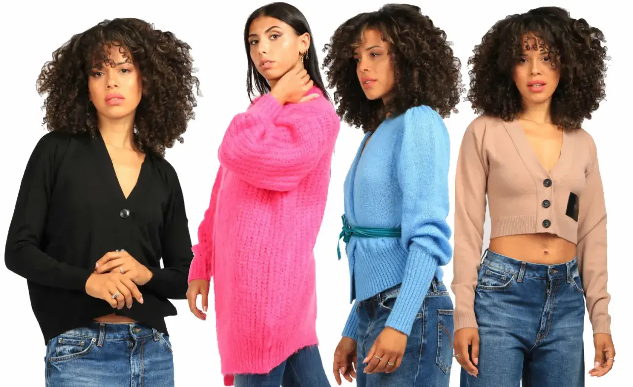 Quattro donne indossano cardigan colorati: nero, rosa acceso, azzurro e beige. Il cardigan lurex beige è corto e alla moda.