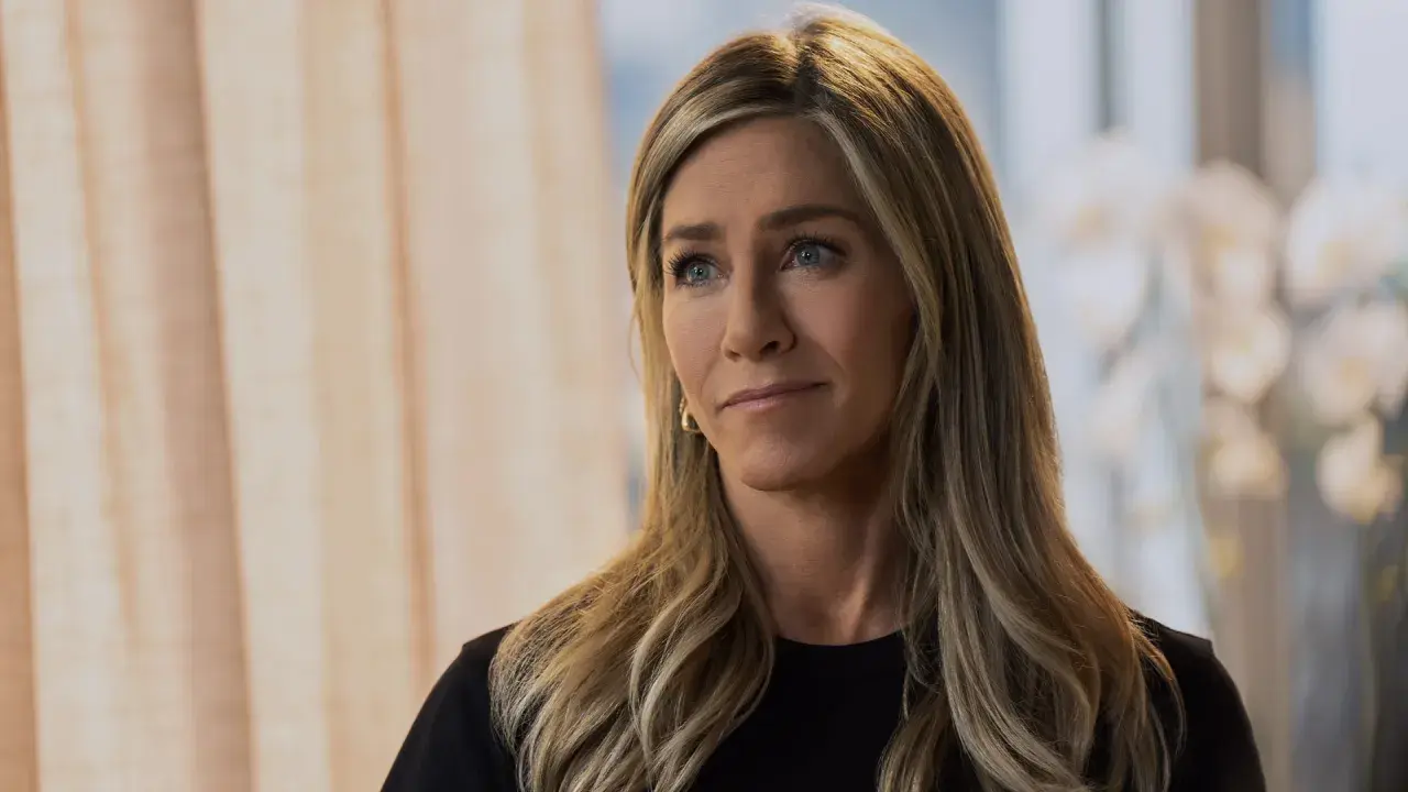 Jennifer Aniston oggi, con i suoi iconici capelli biondi e uno sguardo pensieroso, appare serena e affascinante.