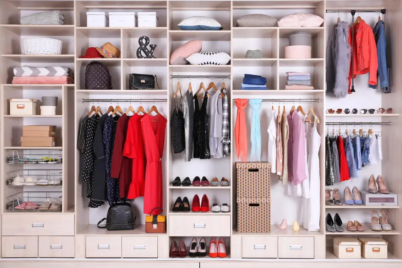 Un armadio ben organizzato con abiti, scarpe, borse e accessori. Un esempio di come organizzare l'armadio per uno spazio ordinato.